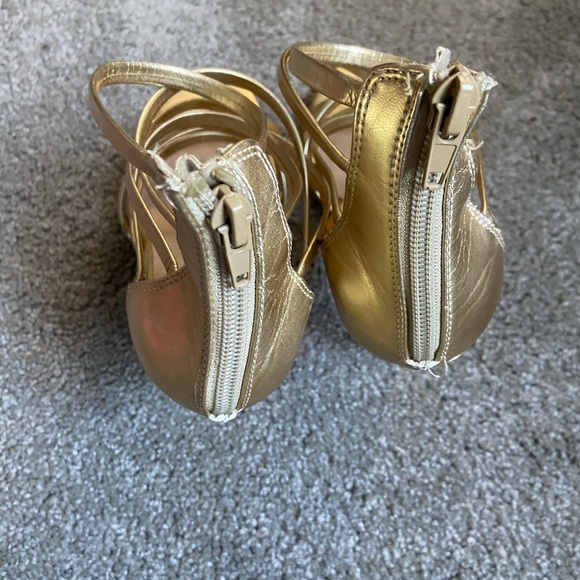 Women’s size 8 strappy gold heels. Laundry List - Picture 6 of 6